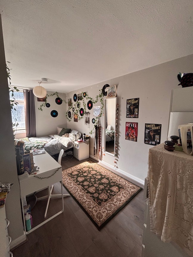 Sunny double bedroom in flat share Main Photo