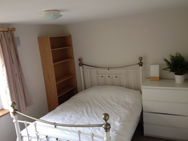 Large Double Room in Quiet / Green Area  Main Photo