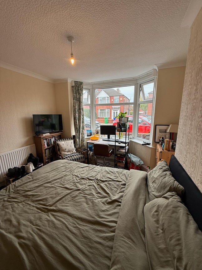 Chorlton: Spacious Double Room – All Bills Paid Main Photo