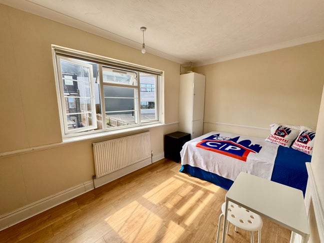Spacious Double Room – Available 13/10 – Alperton Main Photo