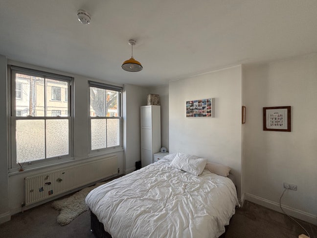 Bright master bedroom in 2 bed flat available Main Photo