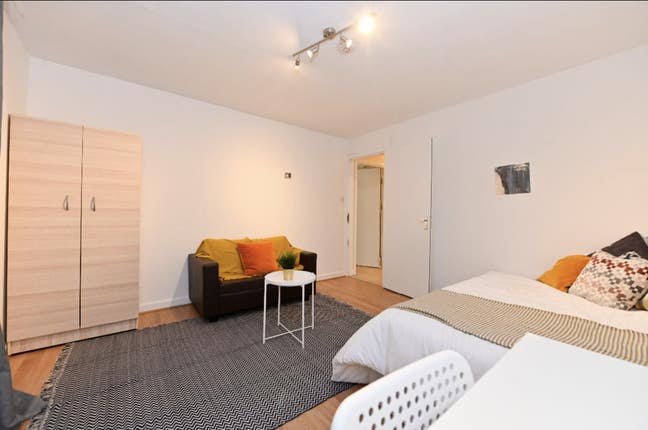 2 rooms in beautiful quiet location, bright, safe  Main Photo