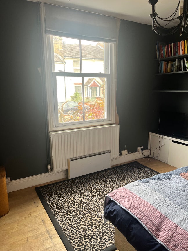 Room in a family home  Main Photo