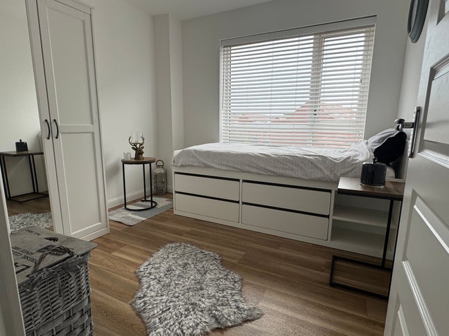 Spacious single room in fully furnished apartment Main Photo
