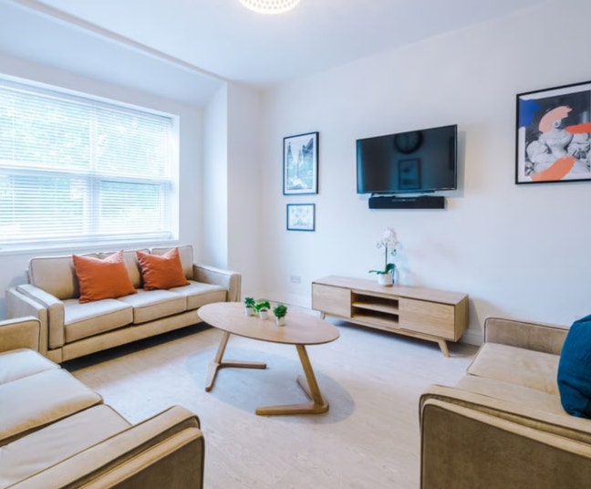 Double bedroom in Fallowfield student house  Main Photo