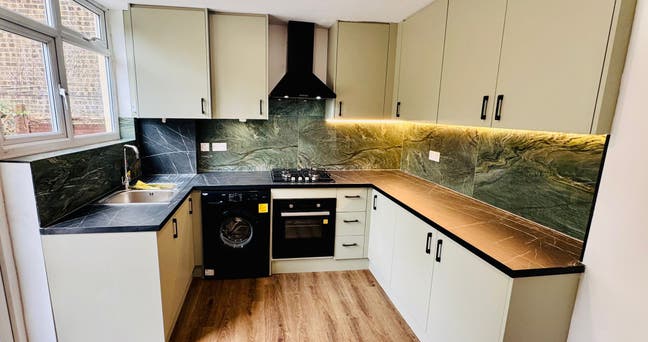 Spacious 4-Bedroom Detached House with Huge Garden Main Photo