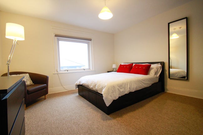 Huge Room in Town Centre - Great Location Main Photo