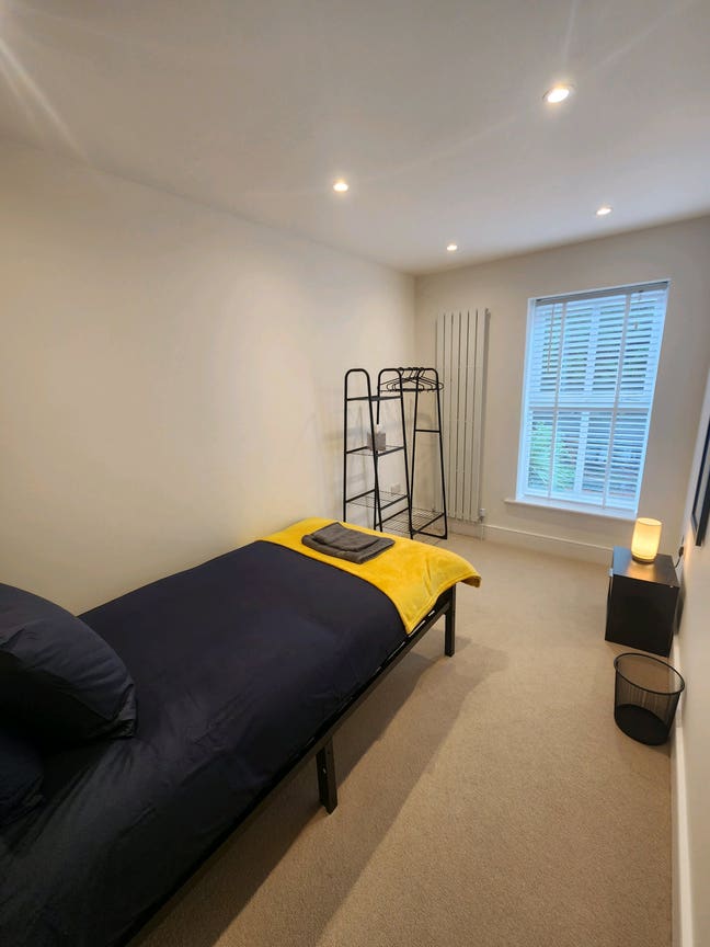 Modern Clean single room, 5 mins to South Croydon. Main Photo