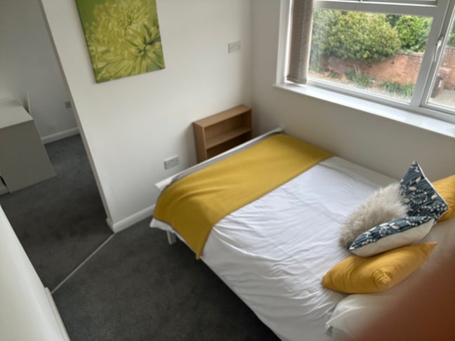 Bright double room, ensuite,  close to town Main Photo