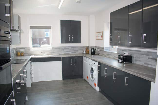 Spacious en-suite double with links to London Main Photo