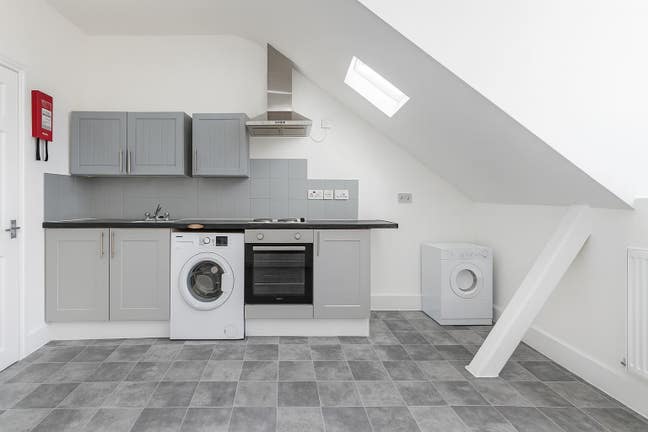 Spacious Studio Flat in Nearby Abbeywood Station Main Photo