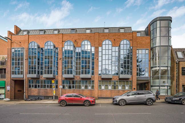 Two bedroom luxury flat for rent in Uxbridge, Lond Main Photo