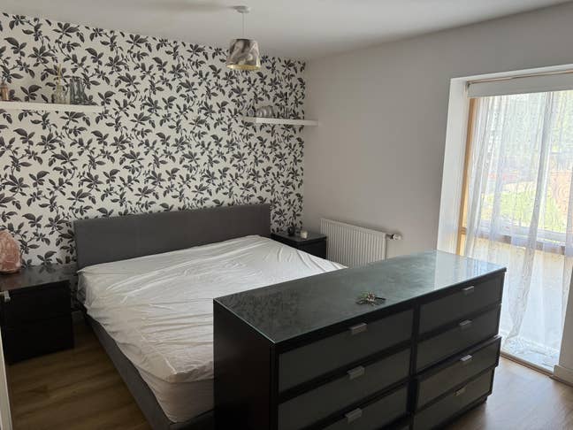 Large en suite room in new build on private road Main Photo