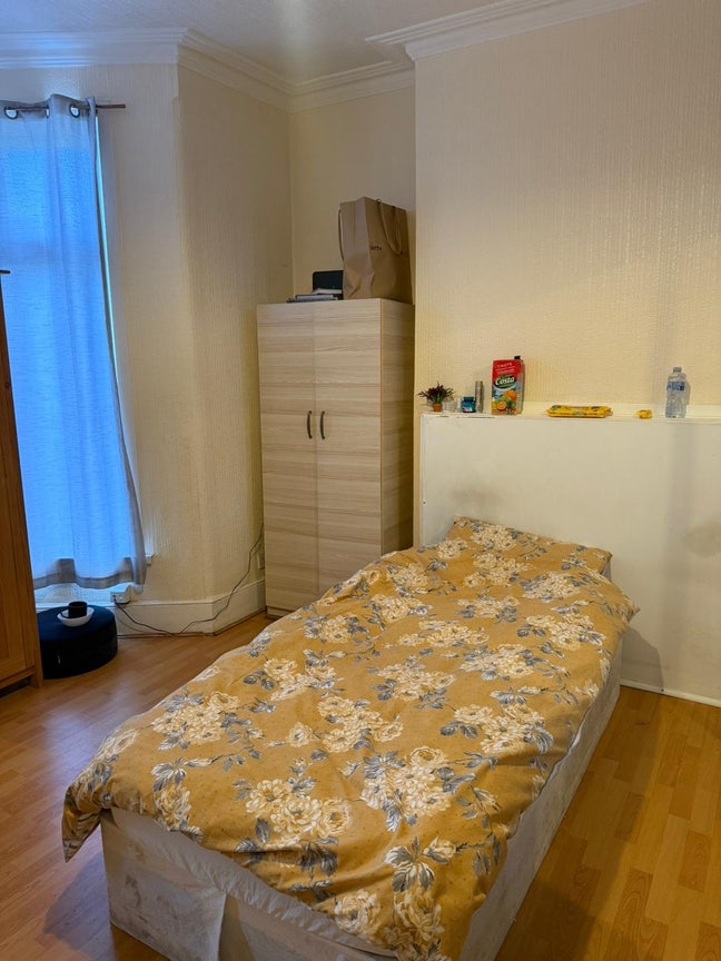Clean and tidy room Main Photo