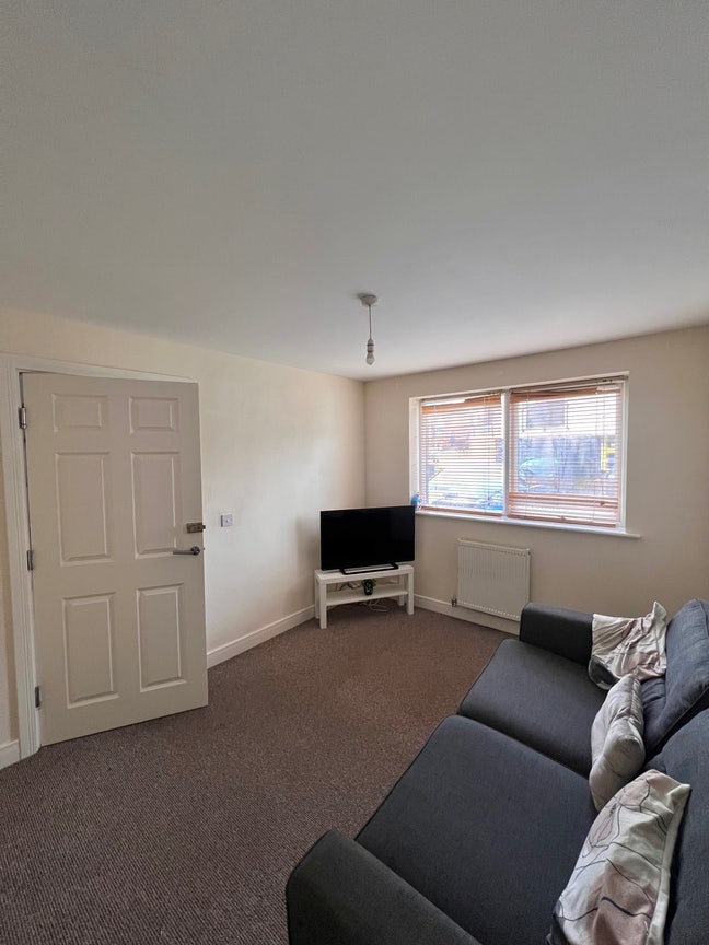 Large Double & Single Rooms – All Bills Included Main Photo