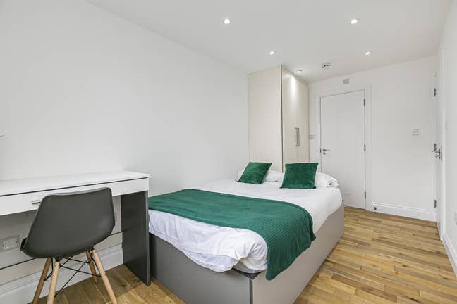 En-suite bedroom All Bills Included  Main Photo