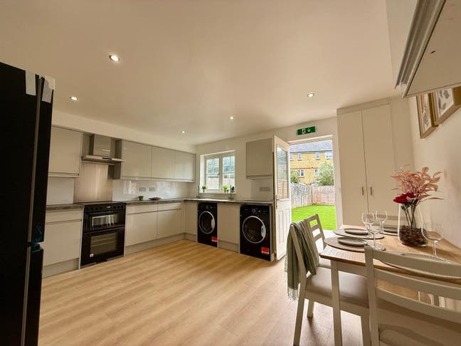 🌟 5 Stunning En Suite Rooms Available NOW Main Photo