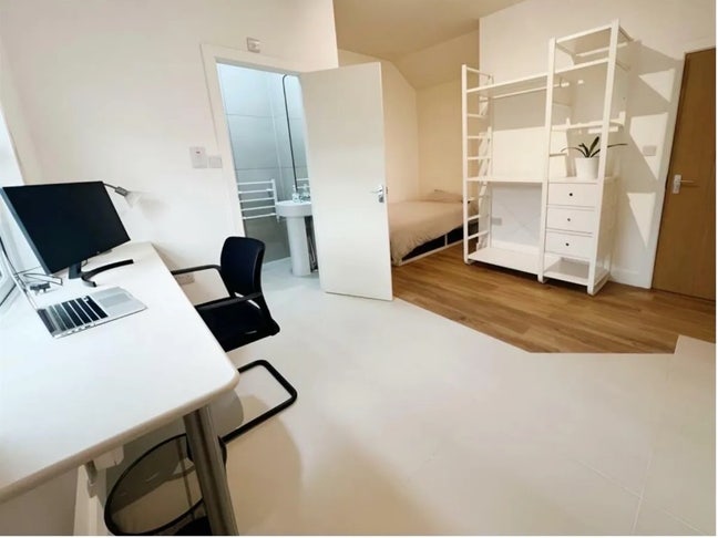 Modern Studio En-suite Room - Bills Included Main Photo