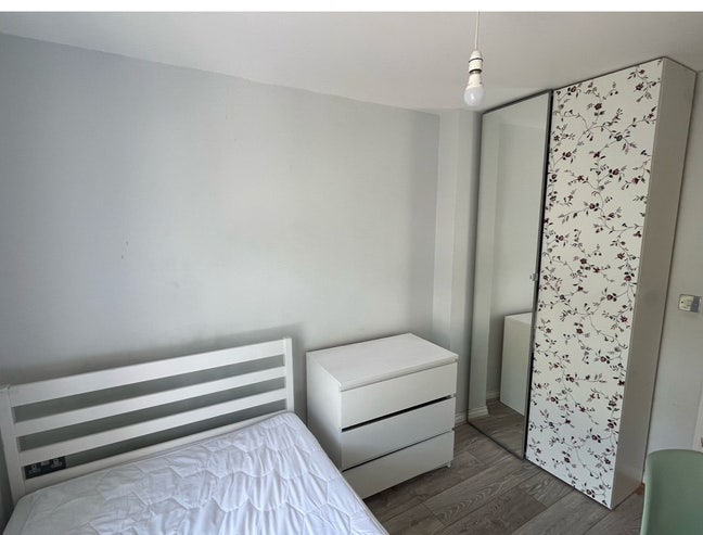 Nice cozy flat ,female ,5 mins to Canary Wharf Main Photo