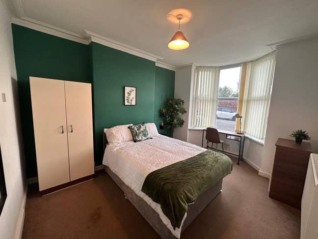 Fab rooms opposite the train station!! :)  Main Photo