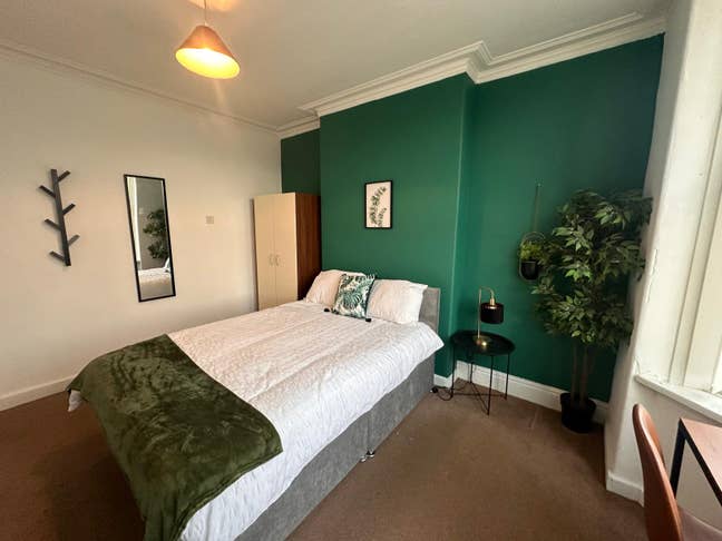 Fab rooms opposite the train station!! :)  Main Photo