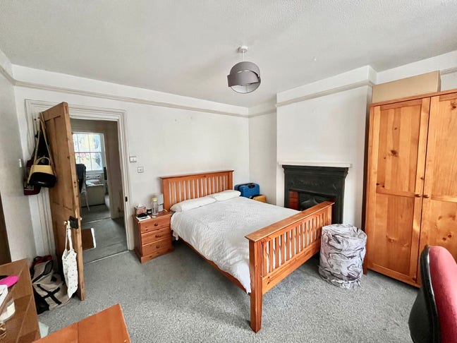 Central Guildford Double Room Available Main Photo