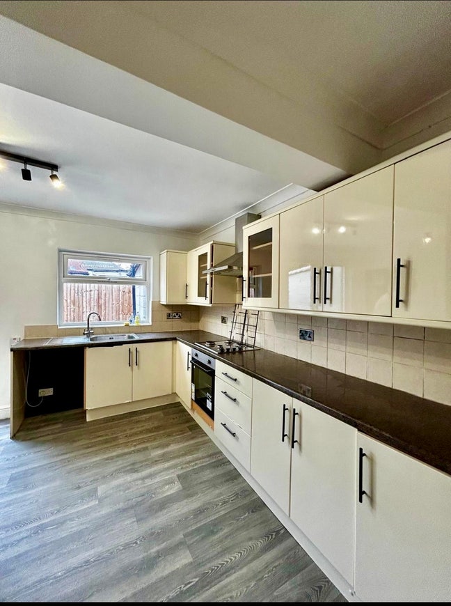 3 bed semi in Heston Hounslow  Main Photo