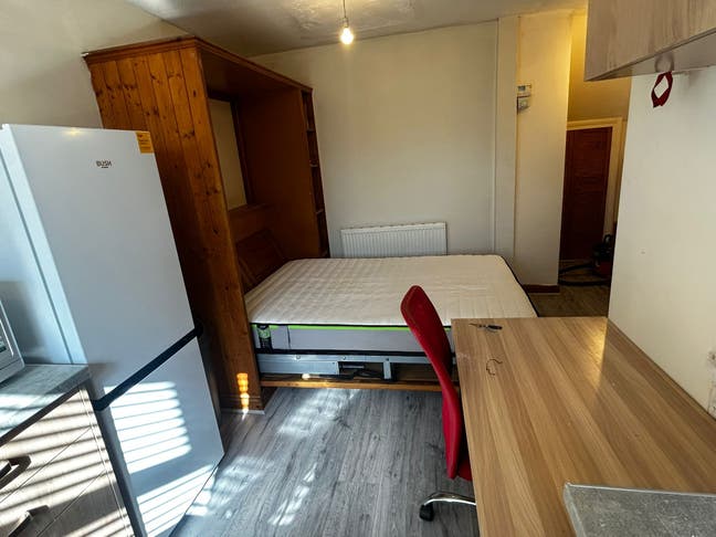 Studio Flat to rent  Main Photo