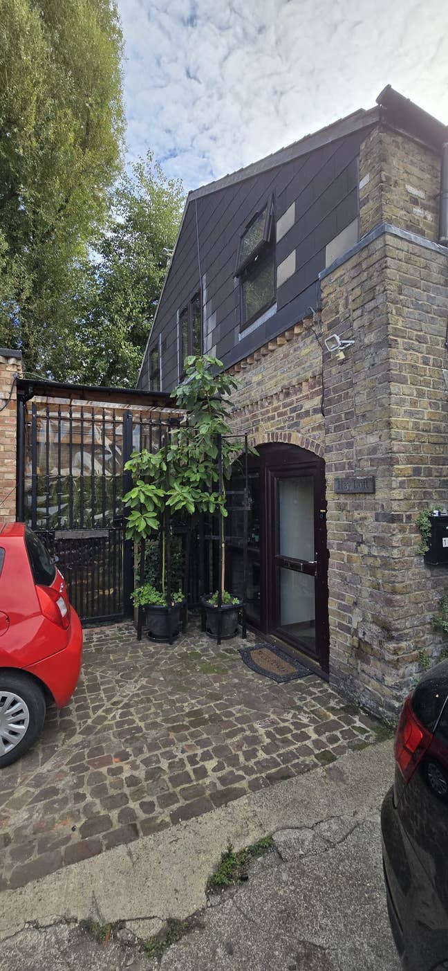 Unique 1st Floor Flat away from Street Traffic Main Photo