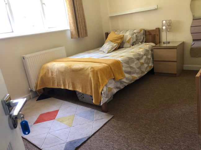 Fantastic En-Suite Room in Horley Main Photo
