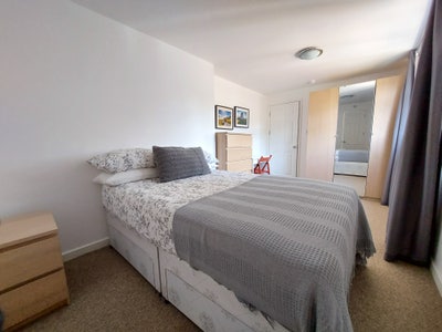 Spacious Ensuite in Greenwich Main Photo