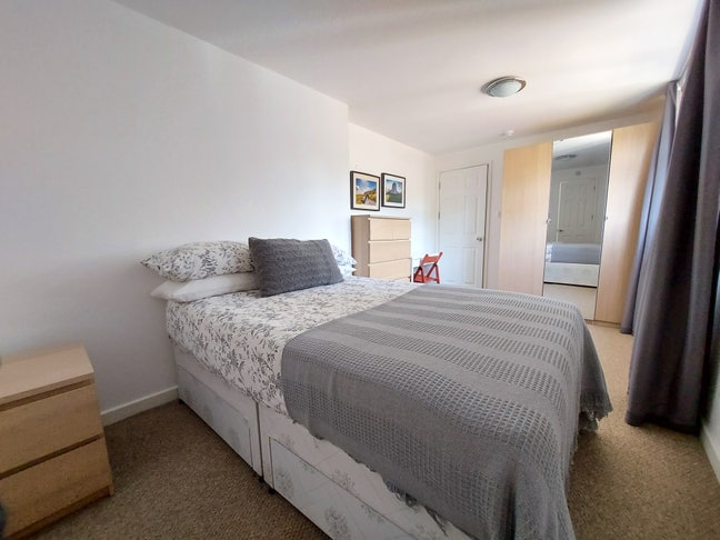 Spacious Ensuite in Greenwich Main Photo