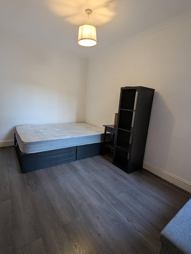 Bright Double Room in 2-Bed Flat with garden , SW1 Main Photo