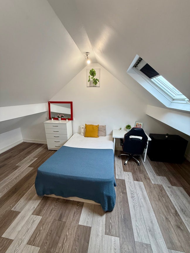Bright Double Room Near Station – Great Location! Main Photo