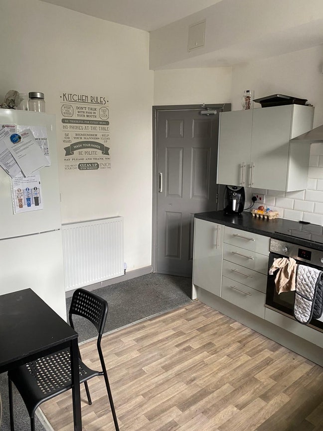 Room with En-suite for rent Main Photo