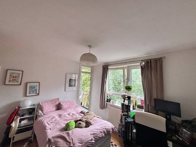 Large double room overlooking Victoria Park Main Photo