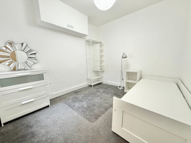 Specious room for 1 girl close to public transport Main Photo