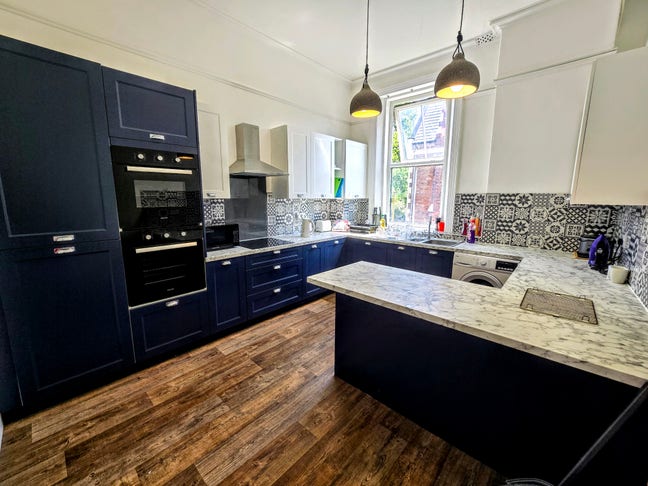 Large rooms by Birkenhead Park - bills included Main Photo