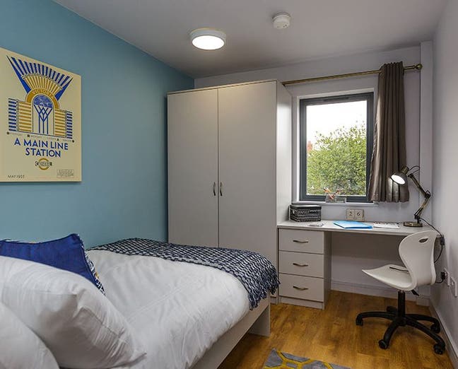 Student roo for rent. Queensland Place, Liverpool. Main Photo
