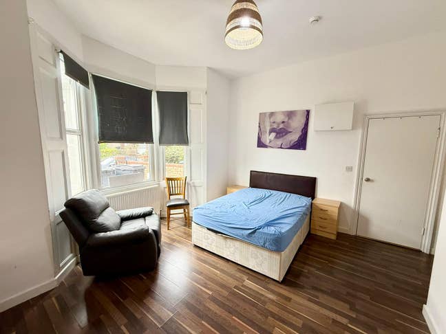 Double En-suite Room Available now Main Photo