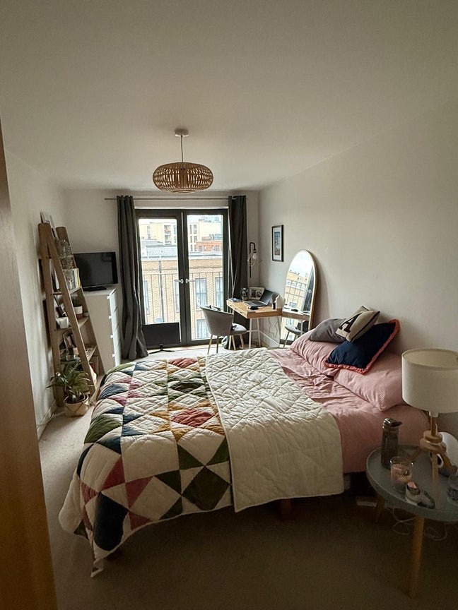Double room in spacious flat with roof terrace Main Photo
