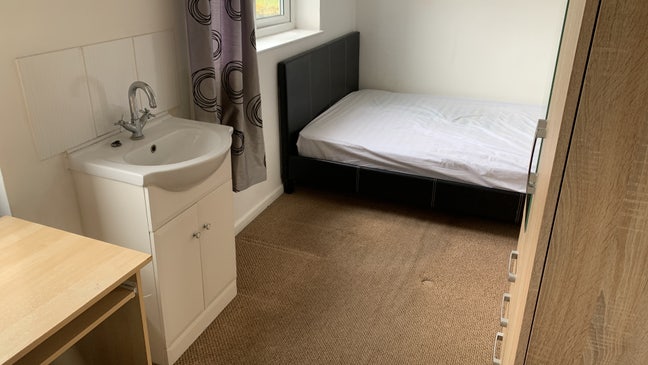 Large room in great location Main Photo