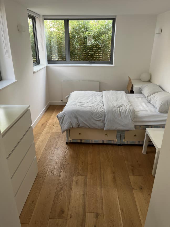 Fantastic Large Double room in modern flat Main Photo