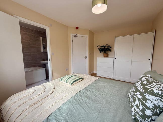  5 Luxury En Suite rooms Ready to Move In NOW !!! Main Photo