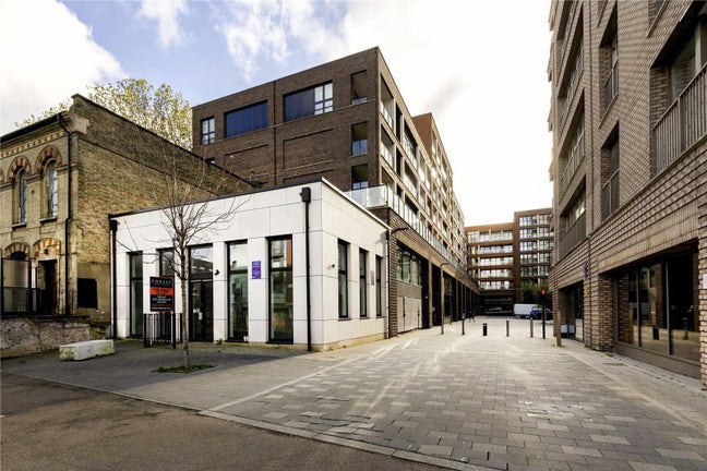 High Quality Double with Balcony Near Central Ld!! Main Photo