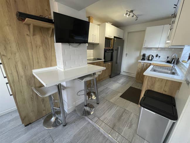 Shared house with like minded working professional Main Photo