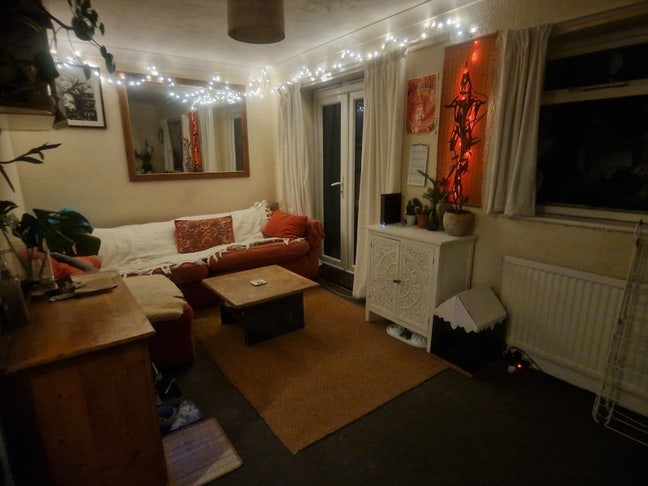 Cheap room in lovely home available Main Photo