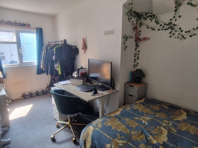 Cheap room in lovely home available Main Photo