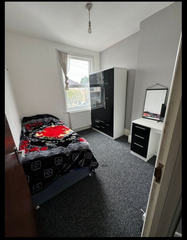 Spacious single Room Main Photo