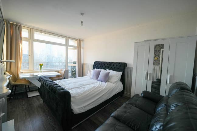 Large Double Room  /  Liverpool Street Main Photo